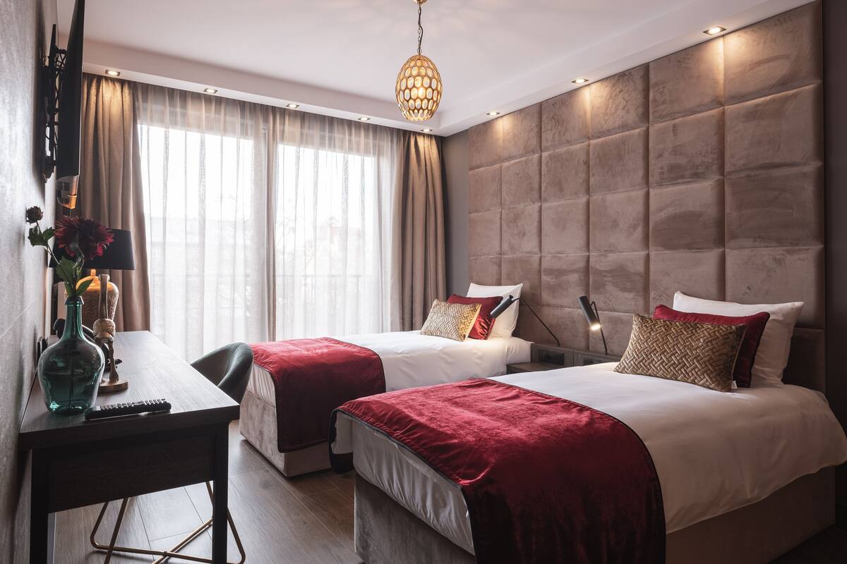 Premium bedding, in-room safe, desk, laptop workspace