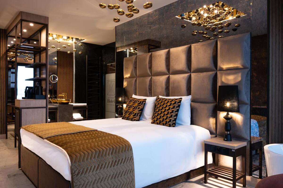 Premium bedding, in-room safe, desk, laptop workspace