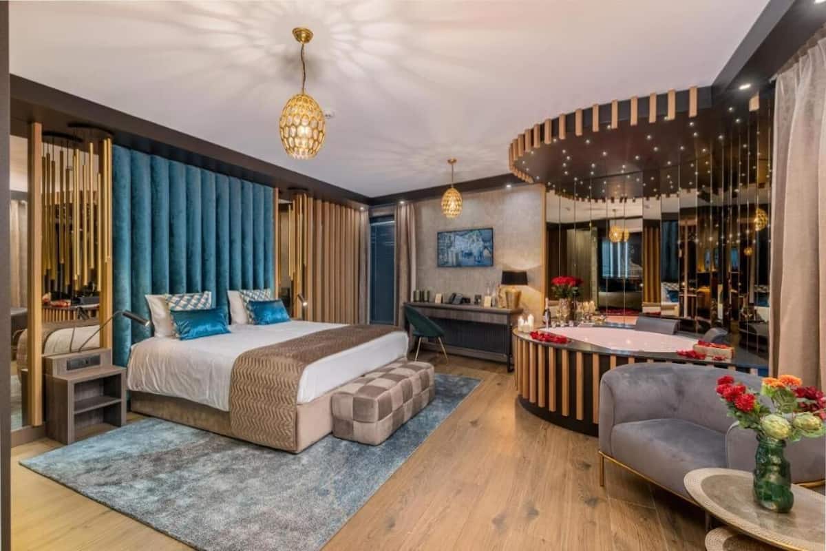 Premium bedding, in-room safe, desk, laptop workspace