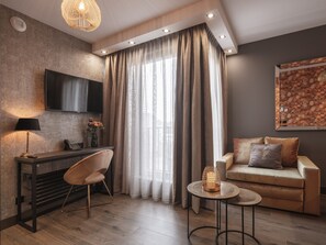 40-inch Smart TV with cable channels, TV, heated floors