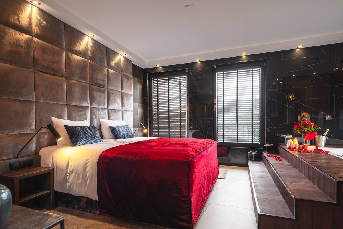 Premium bedding, in-room safe, desk, laptop workspace