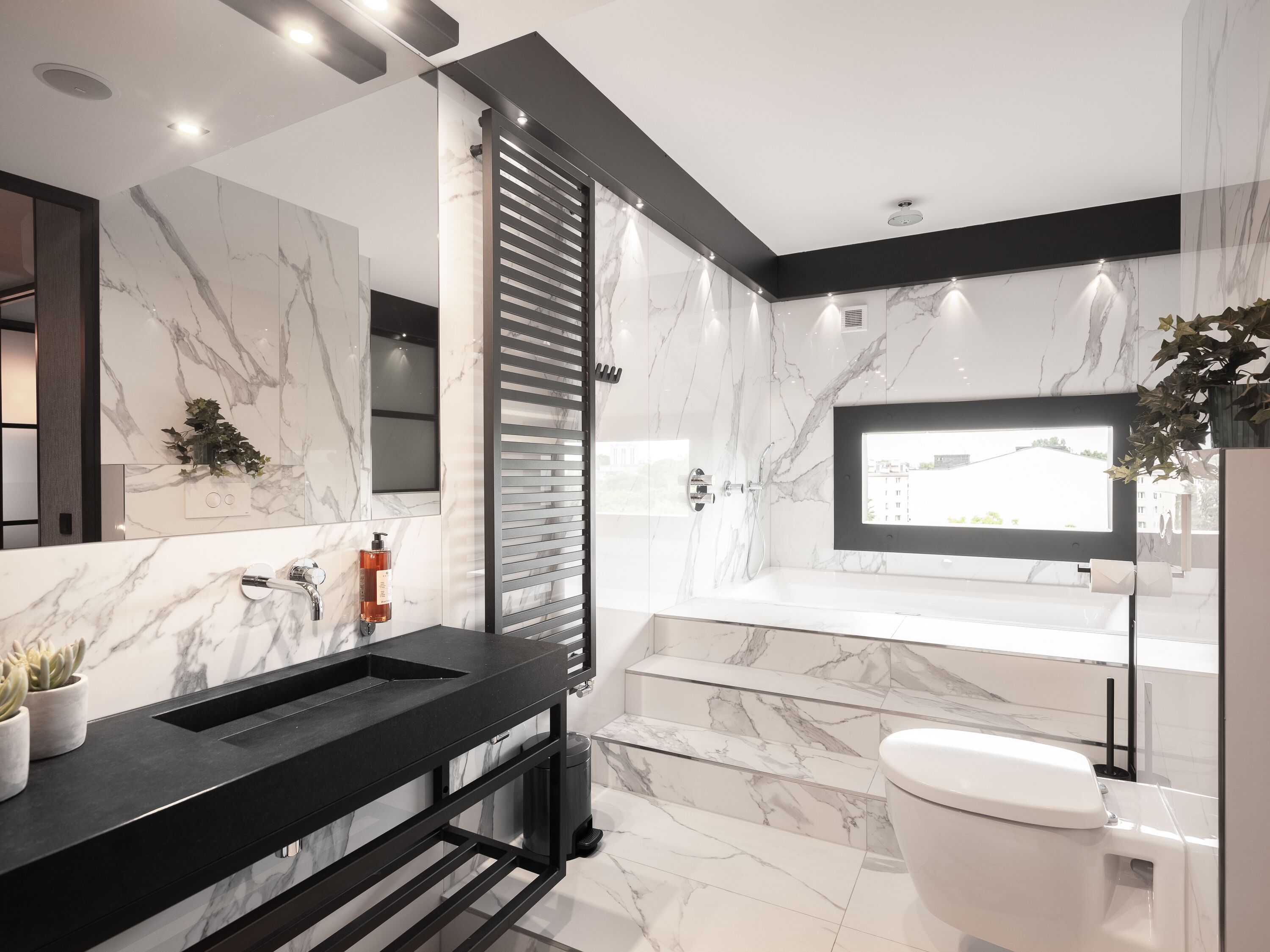 Jetted bathtub