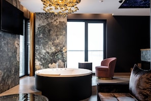 Premium bedding, in-room safe, individually decorated - Art Suites Hotel (Kraków)