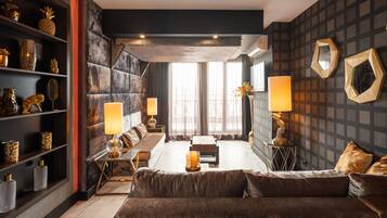 40-inch Smart TV with cable channels, TV, heated floors