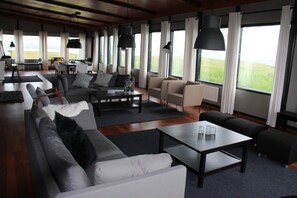 Biệt thự có tầm nhìn toàn cảnh, 3 phòng ngủ | Khu phòng khách | Smart TV, lò sưởi, đầu đĩa DVD