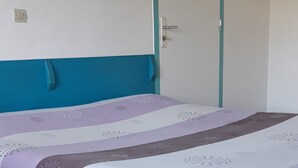 Desk, soundproofing, free WiFi, individually decorated - Cirius le Complex (Montrond-les-Bains)