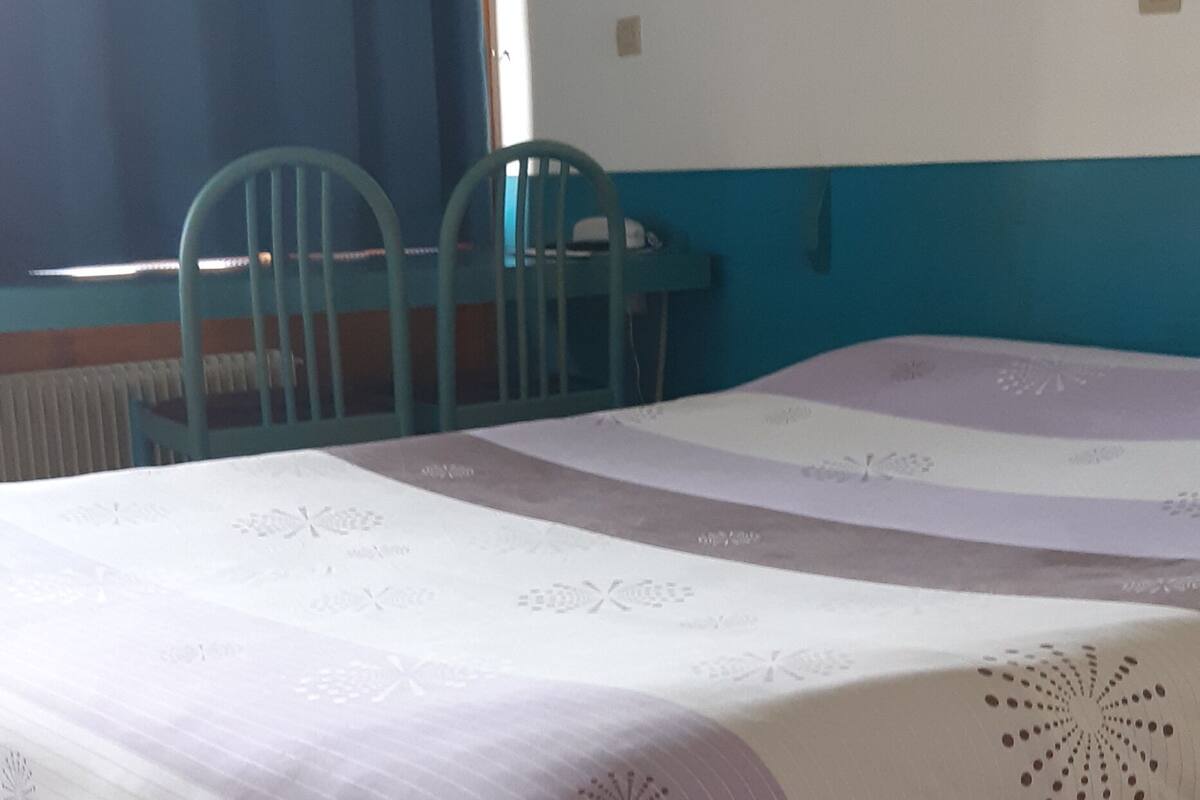 Desk, soundproofing, WiFi (free), individually decorated