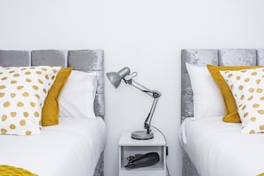 2 habitaciones, tabla de planchar con plancha, wifi y ropa de cama