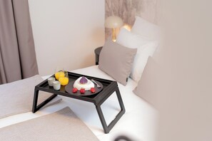 Apartament Deluxe | Bany | Dutxa, capçal de dutxa tipus cascada i articles de tocador gratuïts 