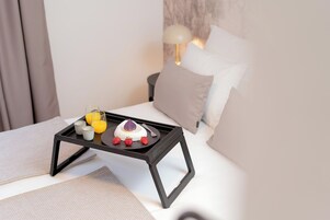 Deluxe Apartment | Bathroom | Shower, rainfall showerhead, free toiletries, hair dryer