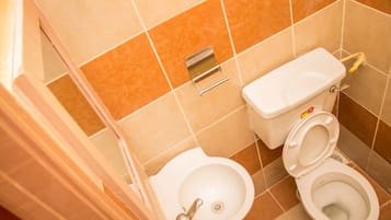 Chuveiro, toalhas de banho, sabonete, shampoo