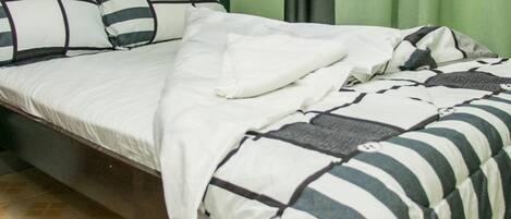 Standardzimmer | Schreibtisch, Bügeleisen/Bügelbrett, kostenloses WLAN, Bettwäsche