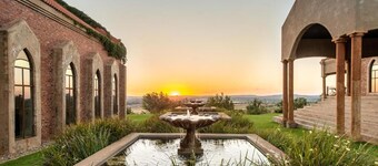 โรงแรม The Feather Hill Boutique