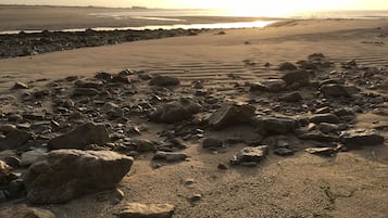 Perto da praia, areia branca, prática de pesca