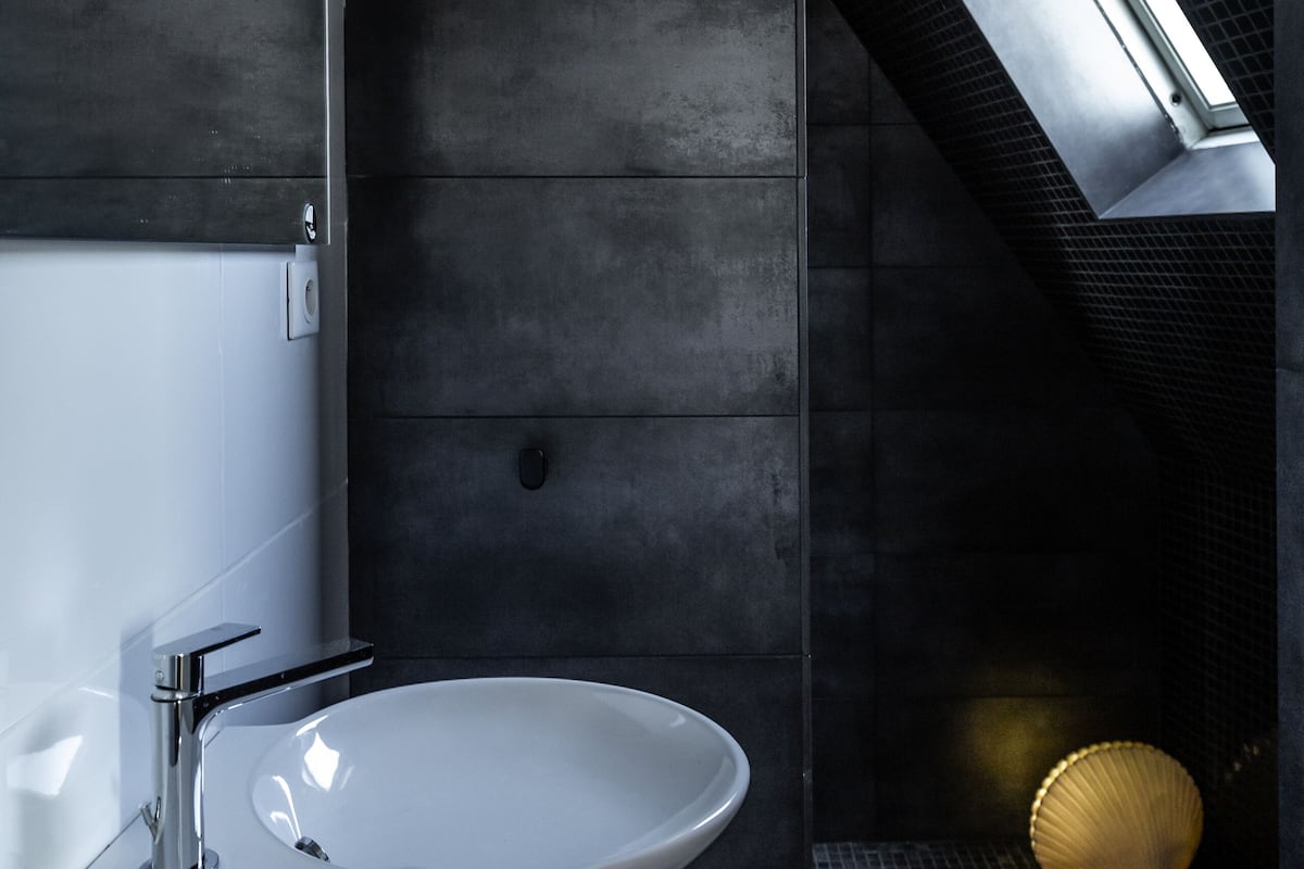 single room | bathroom | free toiletries, hair dryer, towels