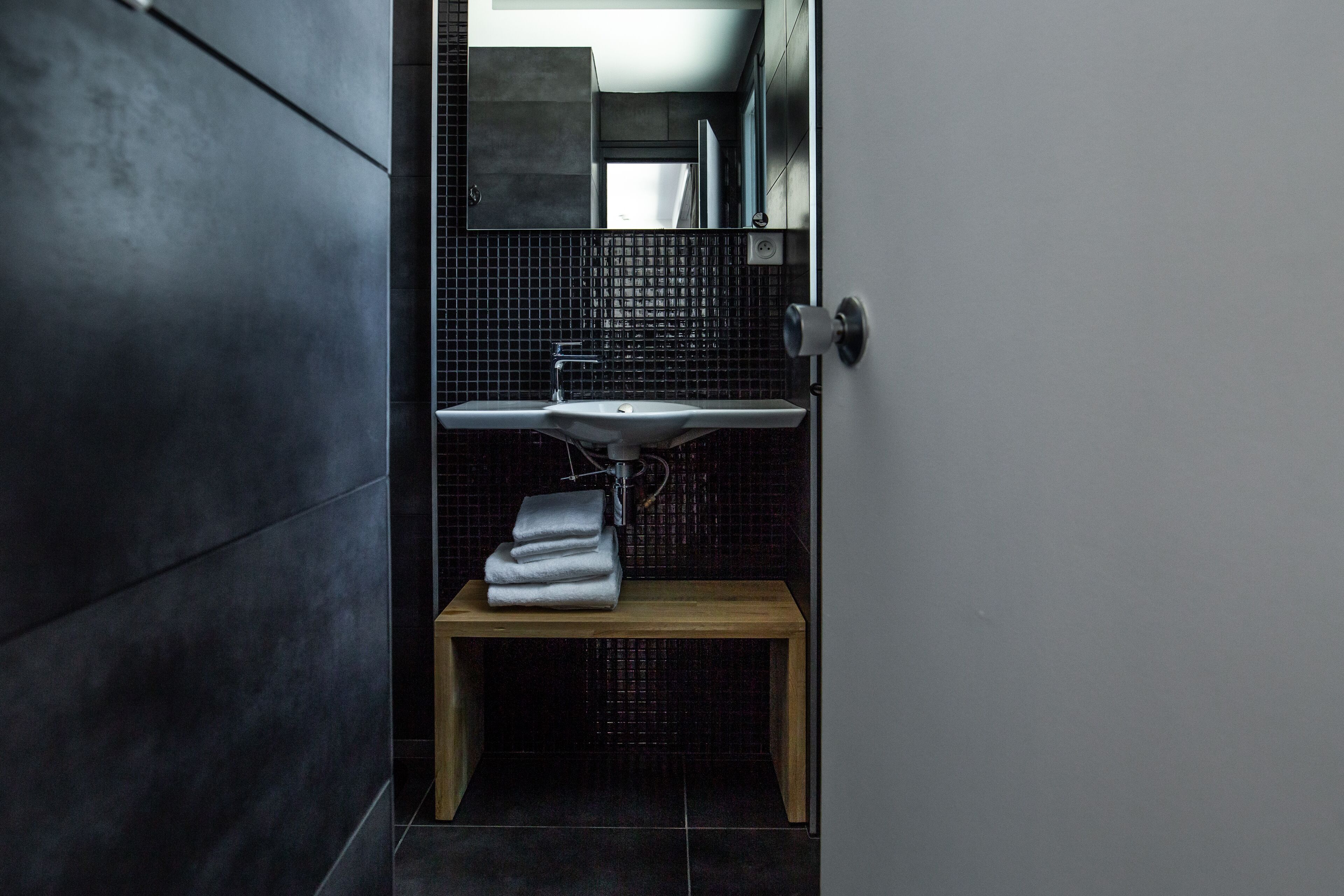 signature double room | bathroom sink