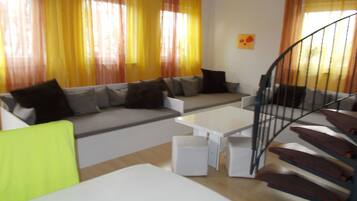 Luxury Apartment | Living room | Flat-screen TV