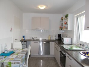 Luxe appartement | Privékeuken | Een koelkast/vriezer, een magnetron, een oven, een kookplaat