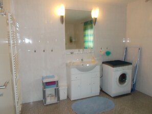 Luxe appartement | Badkamer | Een aparte badkuip en douche, handdoeken