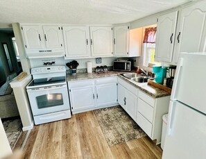 Een koelkast, een microgolfoven, een oven, een kookplaat