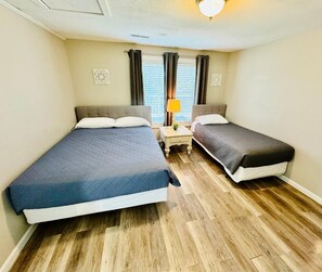 3 slaapkamers, een strijkplank/strijkijzer, reisbedje, gratis wifi