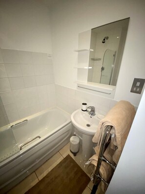 Appartement | Salle de bain | Ensemble douche/baignoire, articles de toilette gratuits