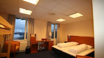 Habitación familiar | Camas con pillow-top, wifi gratis y acceso para silla de ruedas