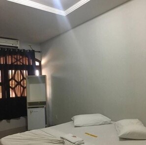 Minibar, bureau, rideaux occultants, fer et planche à repasser