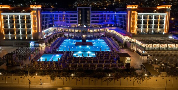 Un hôtel doté de plusieurs piscines, d’espaces extérieurs aménagés et d’une grande piscine centrale.