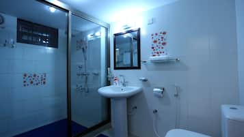 Deluxe Villa, 1 Queen Bed, Non Smoking | Bathroom | Shower, free toiletries, towels
