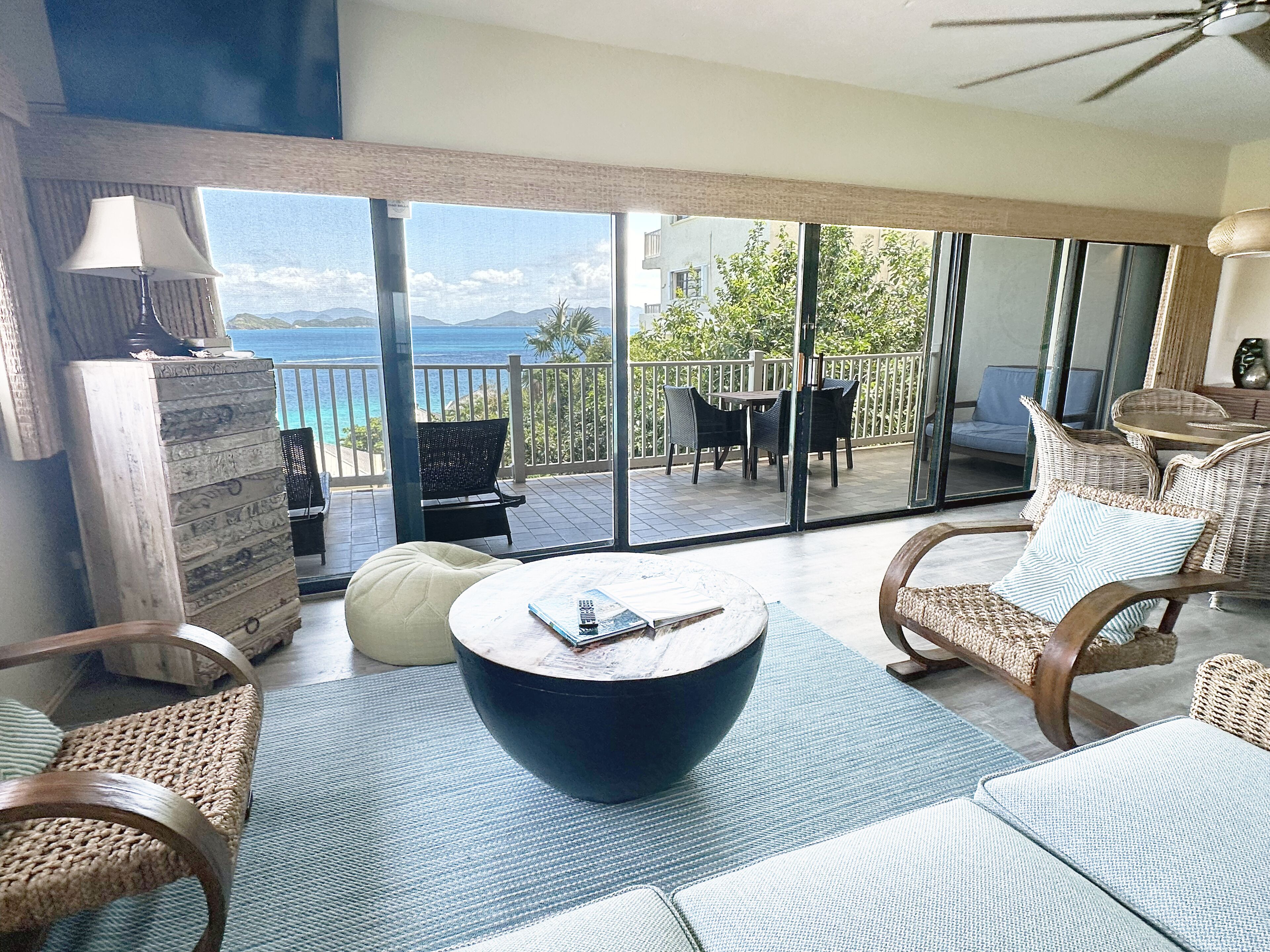 Flat-screen TV, stereo