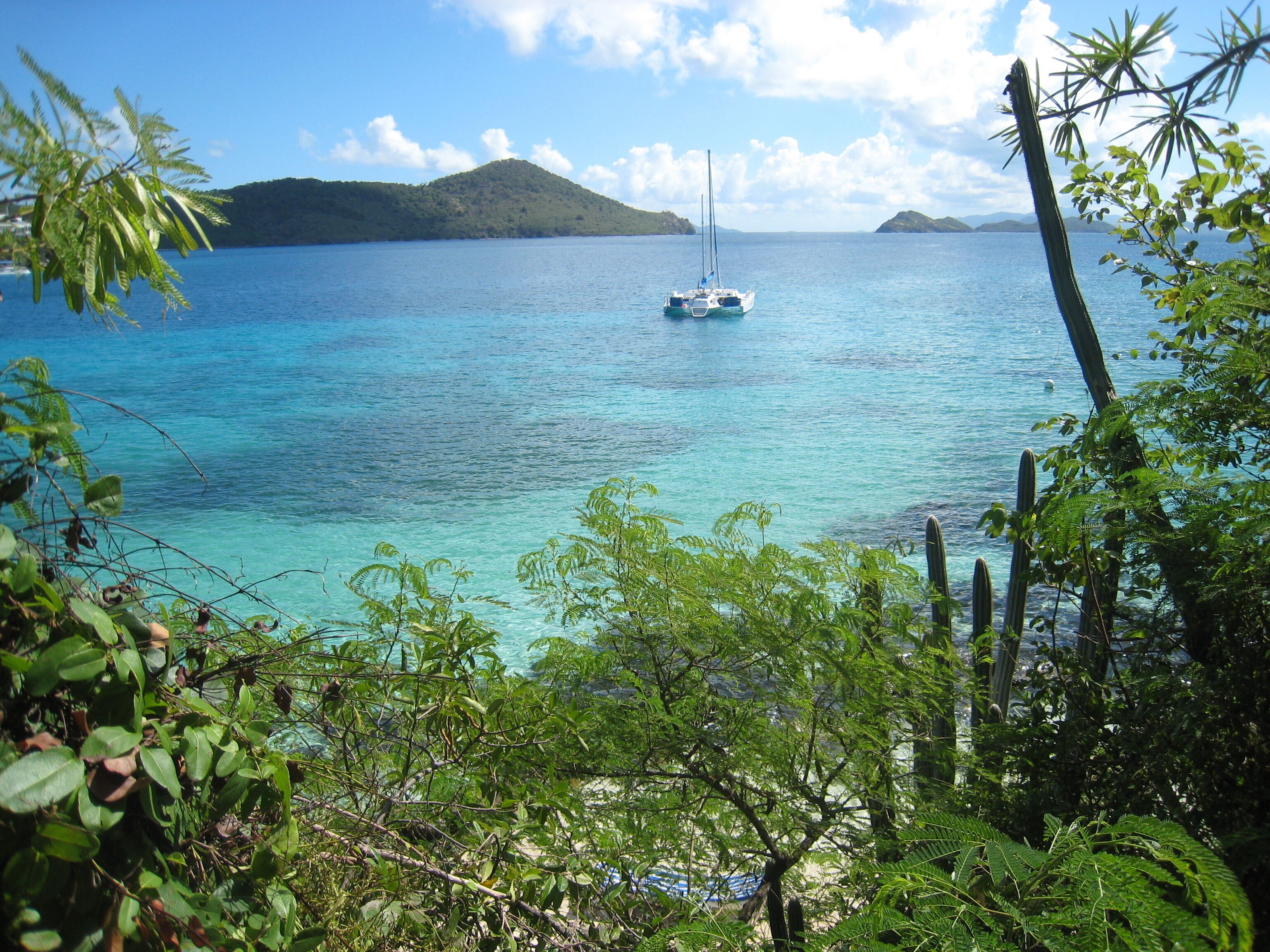På stranden, solstolar och strandhanddukar