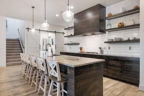 Fridge, microwave, oven, stovetop - Arcadia 21 | Sleeps 32 * Shuffleboard * Games * BBQ (Santa Clara)