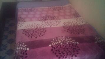 Cortinas blackout, wifi gratis y ropa de cama