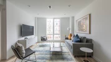 Departamento de lujo, 3 habitaciones, Terraza | Área de sala de estar | Televisión de pantalla plana