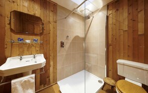 Bathtub, hair dryer, towels, soap - The Wooden House - Glenferness Estate (Nairn)