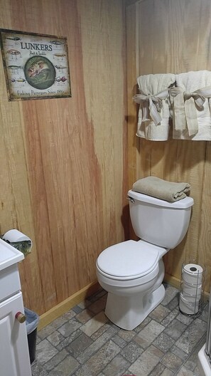 Shower, towels, soap, shampoo - Red Fern Lodge Room 2 (Statesboro)