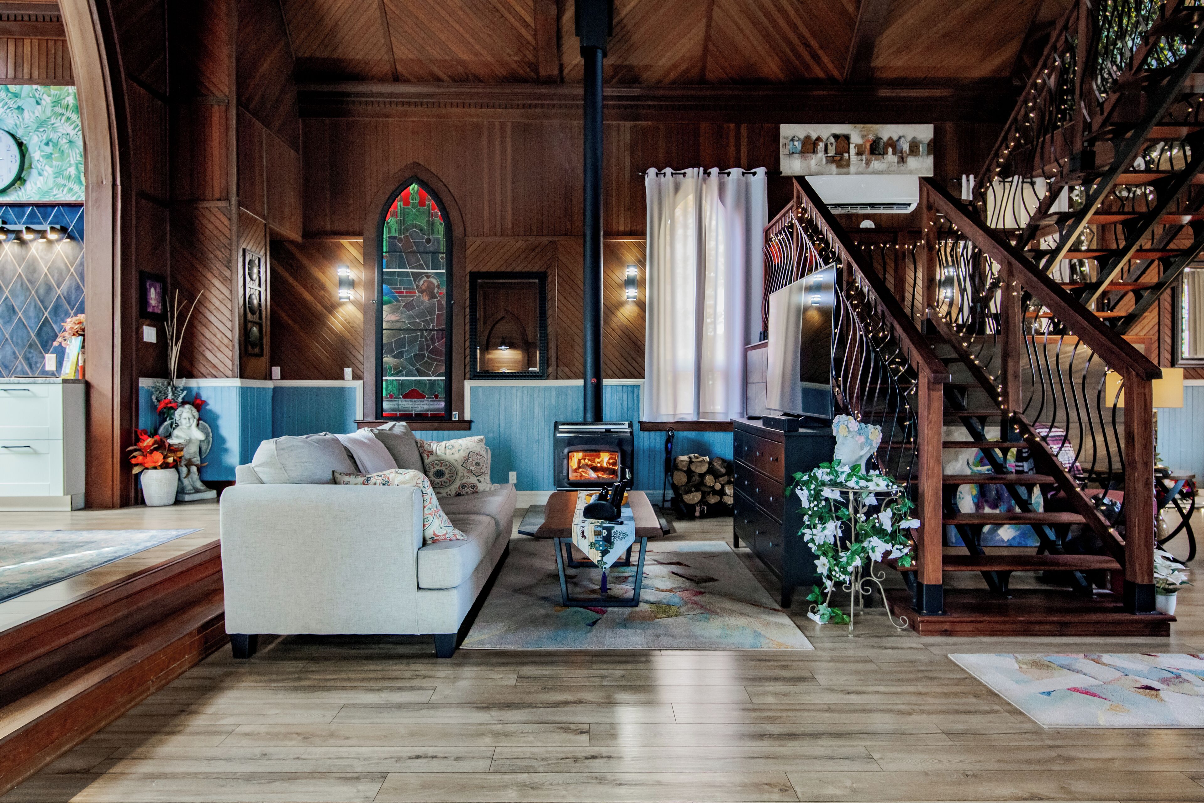 Smart-TV, Kamin, Netflix, Bücher