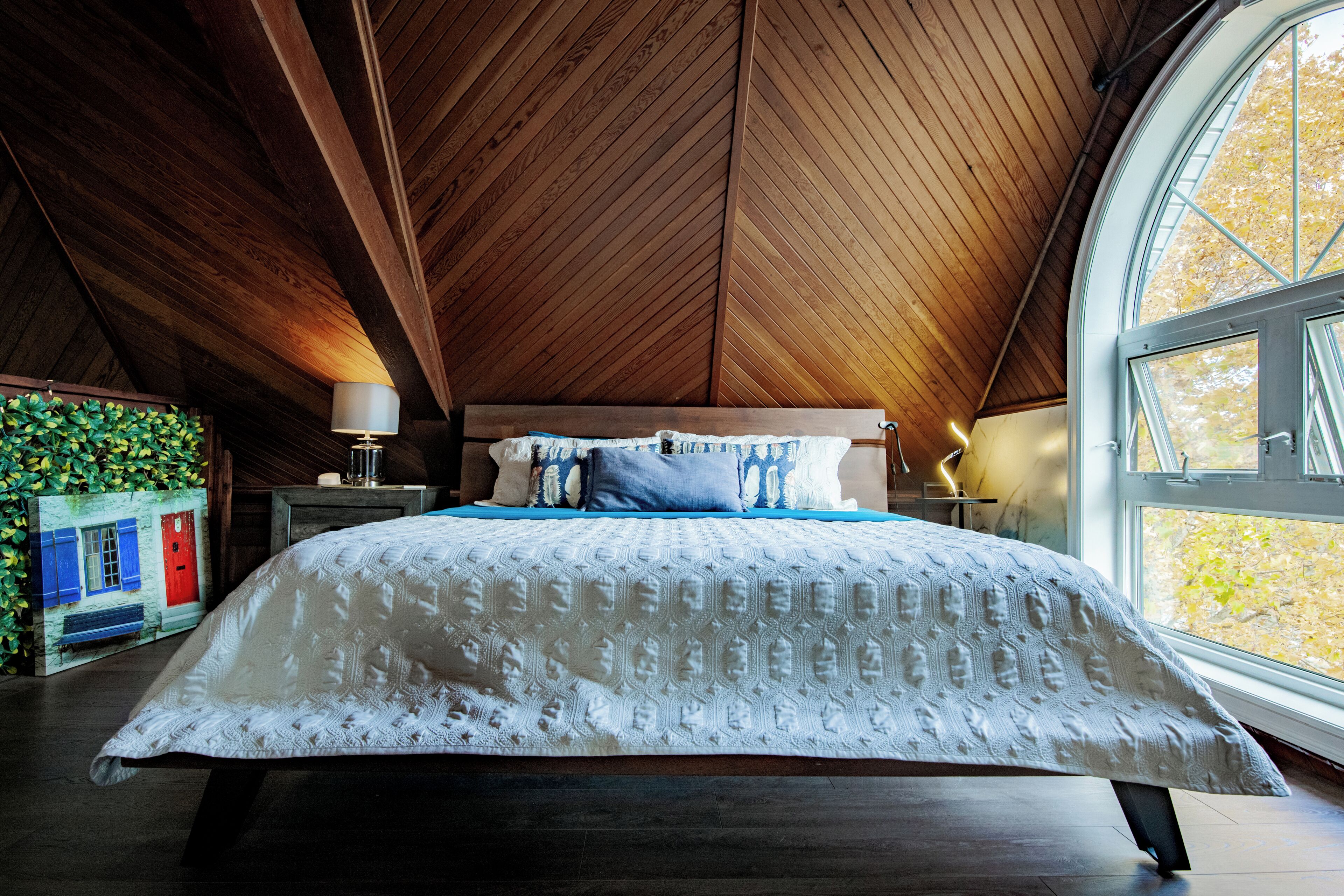 Tabla de planchar con plancha, wifi gratis, ropa de cama