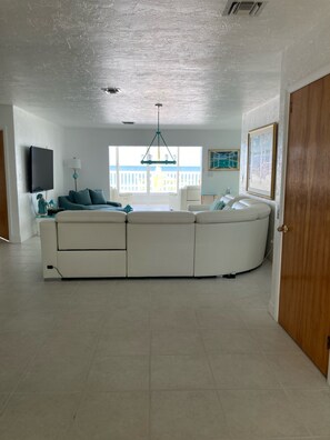 Smart-TV, Kamin, Kinderspielzeug, Bücher