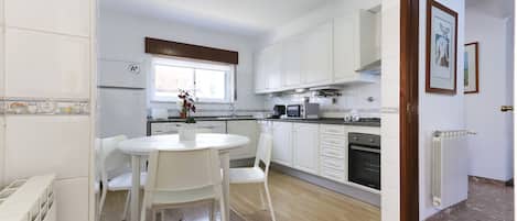 Double Room, Shared Bathroom (2) | Shared kitchen | Stovetop, electric kettle