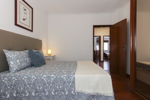 Double Room, Shared Bathroom (1) | Blackout drapes, iron/ironing board, rollaway beds, free WiFi - Charming Guesthouse - Sónia´s Houses (Lisbon)