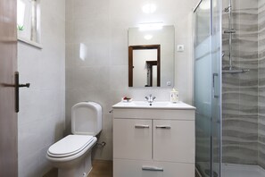 Shower, towels - Charming Guesthouse - Sónia´s Houses (Lisbon)