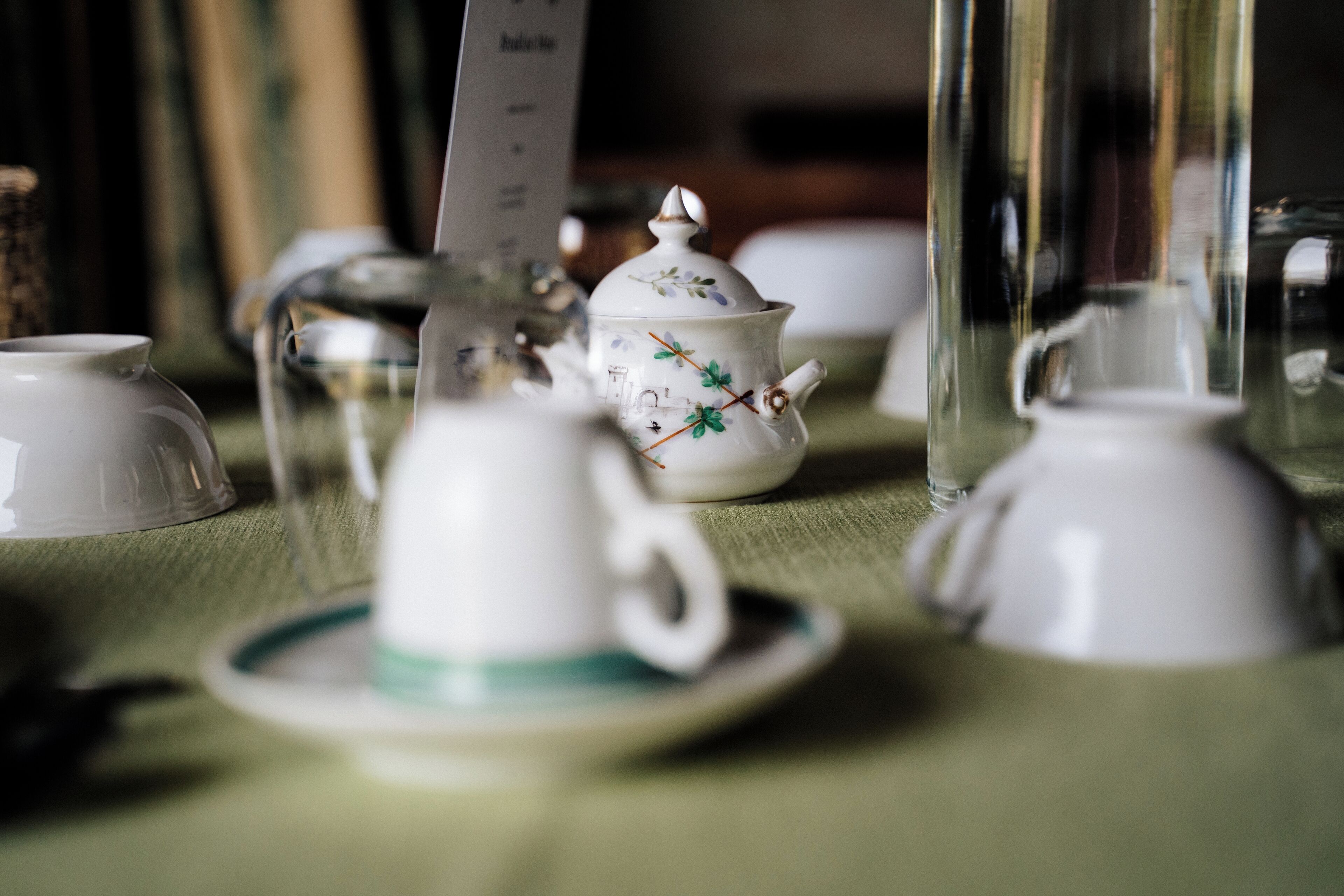 Un tavolo con diversi teapots e tazze di ceramica bianca.