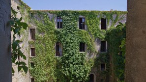 Deluxe Quadruple Room, Courtyard View, Tower | Courtyard view - Palazzo Mazziotti (Pollica)