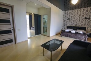 Habitación doble de lujo (9) | Decoración personalizada, muebles diferentes y cortinas blackout 