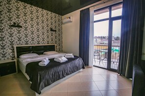 Individually decorated, individually furnished, blackout drapes - Tbilisi sea hotel (Tbilisi)