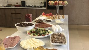Una encimera de cocina con diversos alimentos y una cafetera.
