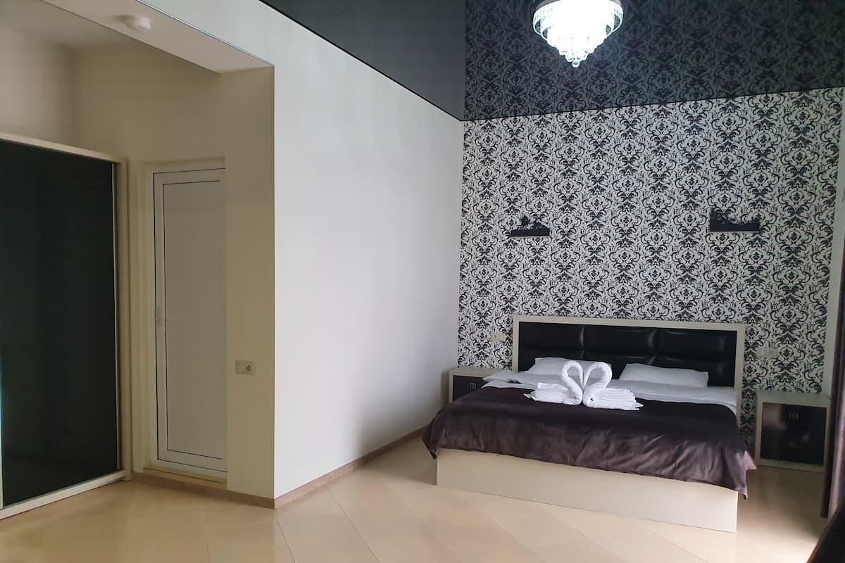 Decoración personalizada, muebles diferentes y cortinas blackout
