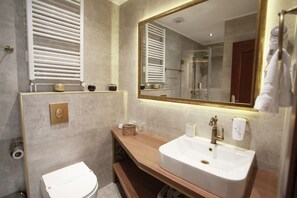 Kahden hengen deluxe-huone (02) | Kylpyhuoneen pesuallas